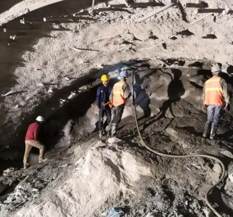 龙文拱顶带模注浆料的施工流程及注意事项